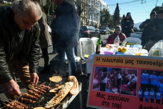 Διαμαρτυρία της ΠΟΕΔΗΝ με… σουβλάκια έξω από τη Βουλή