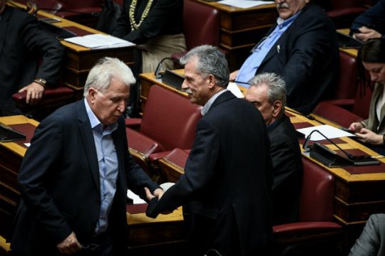 Σύγκρουση στη Βουλή για τους «έξι» και την επιστολή Τσίπρα