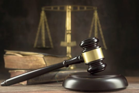 Ελεύθερος υπό όρους ο κατηγορούμενος για πατροκτονία