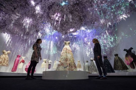 Dior: ο χρυσός θεός της μόδας