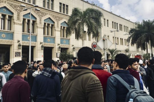 Πολύνεκρο σιδηροδρομικό δυστύχημα στην Αίγυπτο