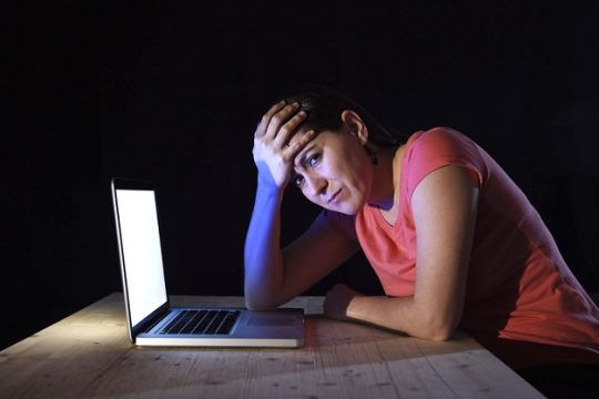 Την απέλυσαν επειδή δεν γελούσε