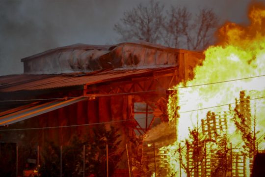 Φωτιά σε εργοστάσιο ξυλείας στη Λάρισα