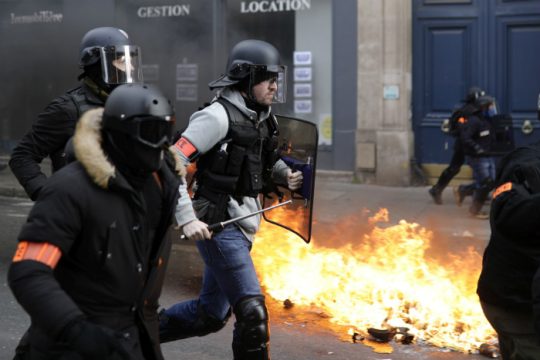 Σοβαρός τραυματισμός σε κινητοποίηση των «κίτρινων γιλέκων»