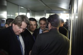 «Κάτσε πίσω και θα δούμε…»