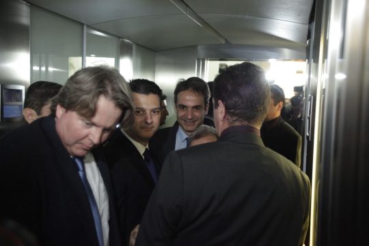 «Κάτσε πίσω και θα δούμε…»