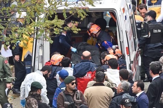 Κατάρρευση οκταώροφου κτιρίου στην Κωνσταντινούπολη