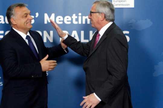 Ο Γιούνκερ δείχνει την πόρτα της εξόδου στον Όρμπαν