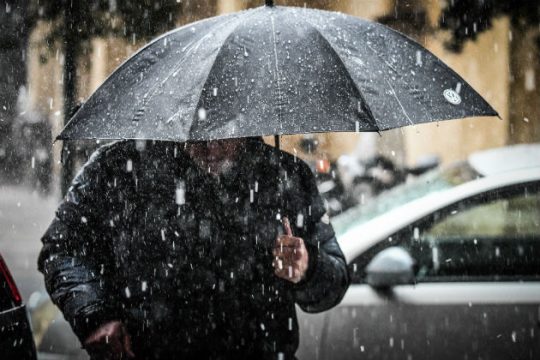 Χιόνια και στην Αττική, θυελλώδεις βοριάδες στα πελάγη