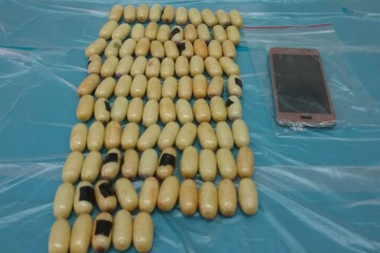 Κατάπιε 1 κιλό κοκαΐνης προσπαθώντας να το περάσει απ’ το «Ελ. Βενιζέλος»