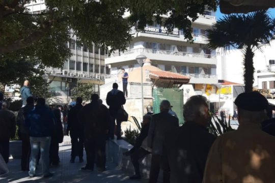 Ηράκλειο: Παραδόθηκε ο άντρας που απειλούσε να αυτοπυρποληθεί
