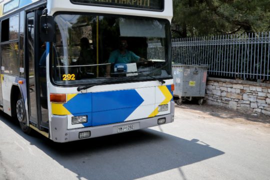 Λεωφορείο έπιασε φωτιά εν κινήσει στην Μεσογείων
