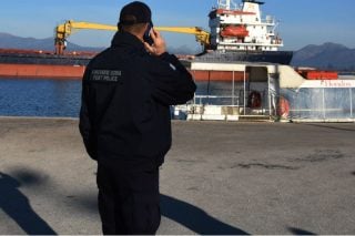 Δεκάδες κάλυκες όπλων σε κοντέινερ στον Πειραιά