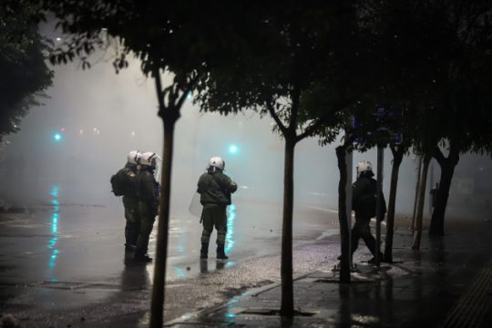 Μολότοφ κατά ΜΑΤ κοντά στο τουρκικό προξενείο στη Θεσσαλονίκη
