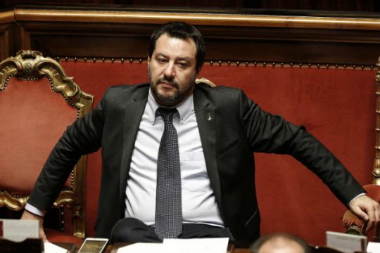 Δεν… εγκαταλείπει την Ευρώπη ο Σαλβίνι