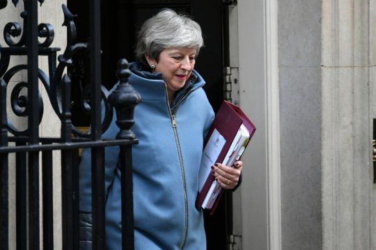 Διορία τριών μηνών στην Μέι για να αποχωρήσει