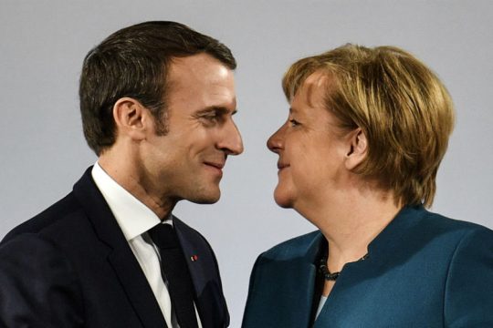 Η Μέρκελ πάει… Παρίσι