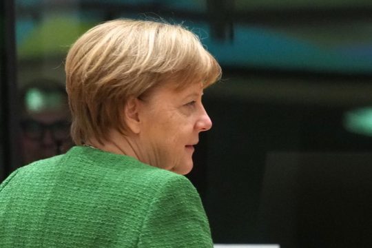 Η Μέρκελ υπονομεύει την ευρωπαϊκή ιδέα