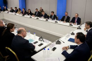 Τριπλή επίθεση Μητσοτάκη
