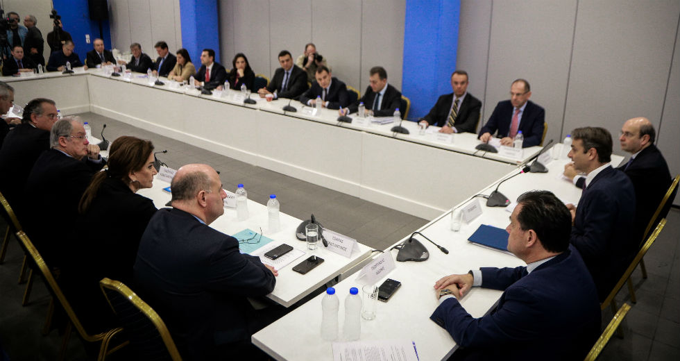 Τριπλή επίθεση Μητσοτάκη