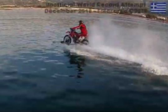 Κρητικός oδηγεί μηχανή μέσα στη θάλασσα