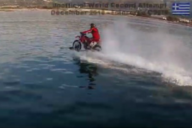 Κρητικός oδηγεί μηχανή μέσα στη θάλασσα