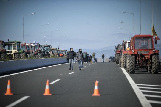 Συμβολικός αποκλεισμός της Πατρών – Κορίνθου από αγρότες