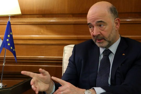 Εύσημα Μοσκοβισί με «άδειασμα» στη Ν.Δ.