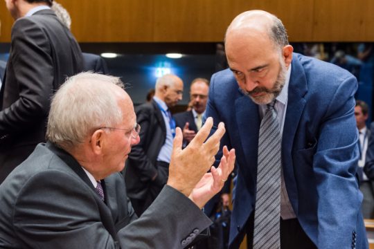 «Δηλητήριο» Μοσκοβισί κατά Σόιμπλε για τα πλεονάσματα