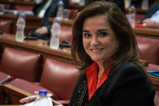 Ντόρα «αδειάζει» Αδωνι