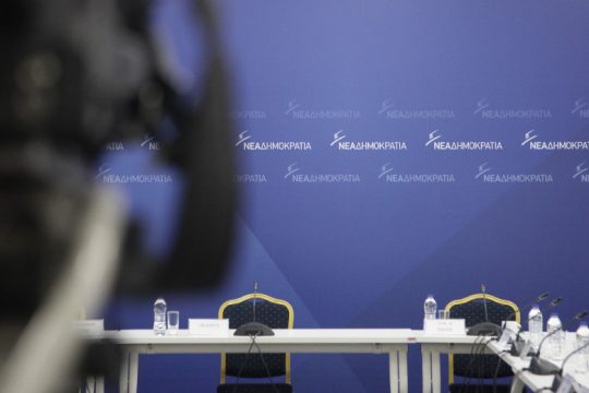 Για κυβερνητικά κόλπα με το βλέμμα στις εκλογές κάνει λόγο η Ν.Δ.
