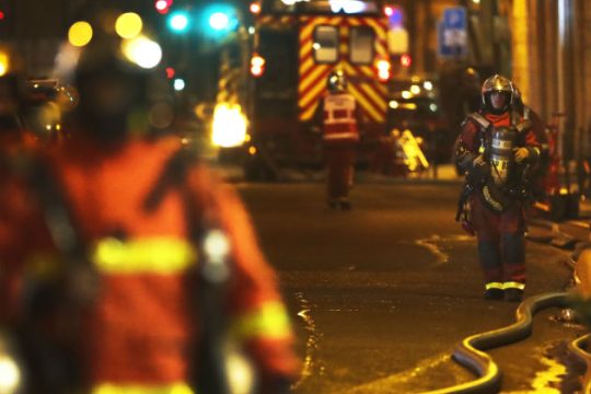 Μία γυναίκα συνελήφθη για την πολύνεκρη φωτιά σε πολυκατοικία του Παρισιού