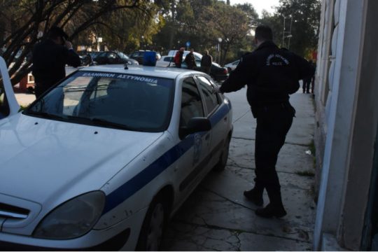 Άντρας απειλεί να πέσει από πολυκατοικία στα Εξάρχεια