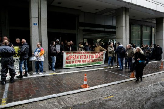 Μικροένταση έξω από το υπουργείο Οικονομικών