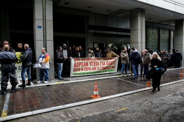Μικροένταση έξω από το υπουργείο Οικονομικών