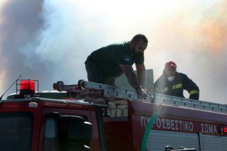 Η Γεροβασίλη εξισώνει 5ετείς πυροσβέστες με μόνιμους