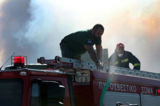 Η Γεροβασίλη εξισώνει 5ετείς πυροσβέστες με μόνιμους