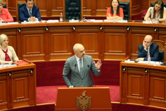Βουλευτής πέταξε μελάνι κατά του Ράμα μέσα στην αλβανική Βουλή