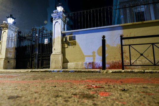 Επίθεση Ρουβίκωνα με μπογιές στην ιταλική πρεσβεία