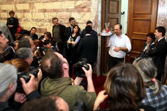 Αεριούχα ποτά στο αναψυκτήριο της Βουλής
