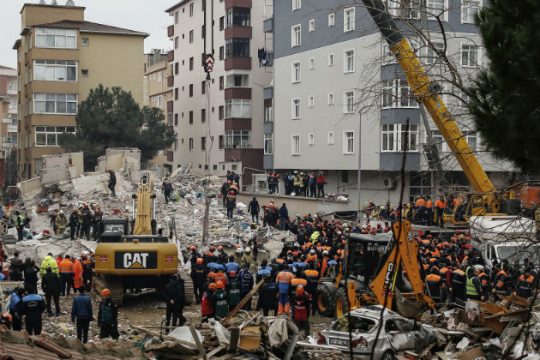 Δύο παιδιά ανασύρθηκαν ζωντανά από τα συντρίμμια