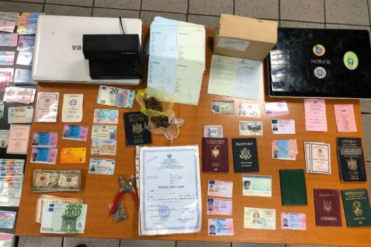 Σπείρα πλαστογραφούσε και διακινούσε ταξιδιωτικά έγγραφα