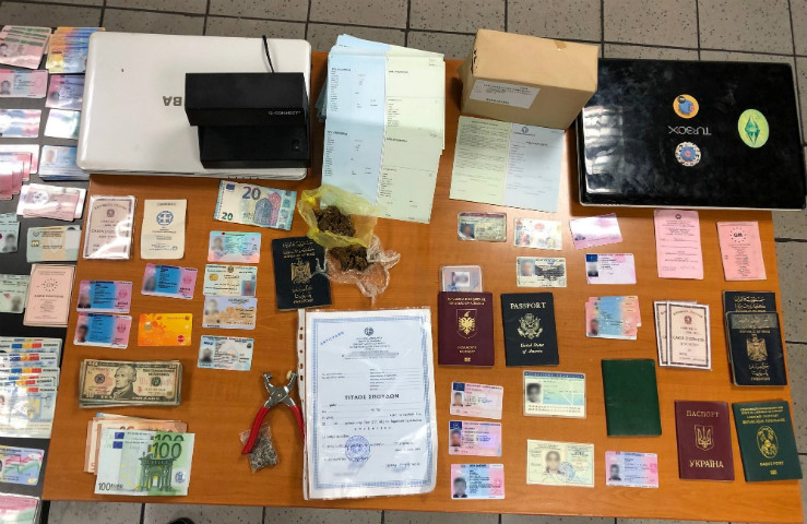 Σπείρα πλαστογραφούσε και διακινούσε ταξιδιωτικά έγγραφα