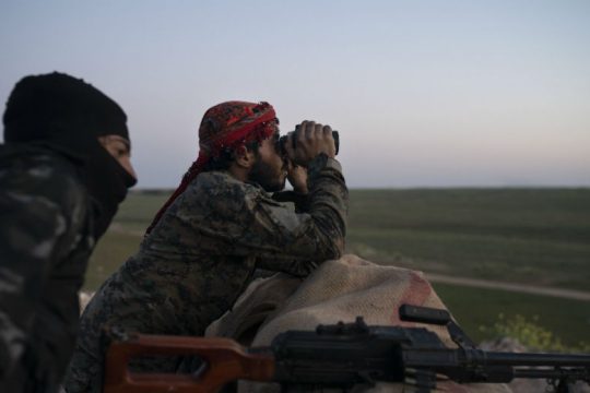 Απομακρύνουν αμάχους πριν από την τελική μάχη κατά του ISIS