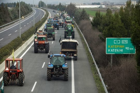 Ζητούν διάλογο, απειλούν με κλιμάκωση