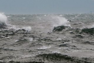 Παρασύρθηκε από τους ανέμους και προσάραξε σε λιμάνι
