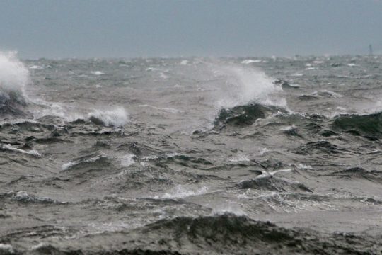 Παρασύρθηκε από τους ανέμους και προσάραξε σε λιμάνι