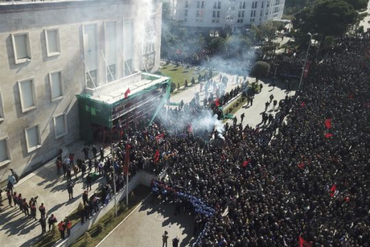 Σοβαρά επεισόδια σε αντικυβερνητική διαδήλωση στα Τίρανα