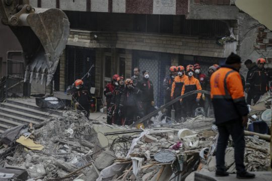 Στους 10 οι νεκροί απ’ την κατάρρευση κτηρίου στην Κωνσταντινούπολη