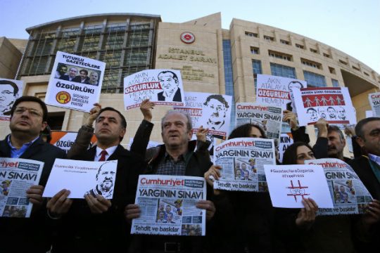 Εφετείο επικύρωσε τις ποινές εναντίον δημοσιογράφων της Cumhuriyet